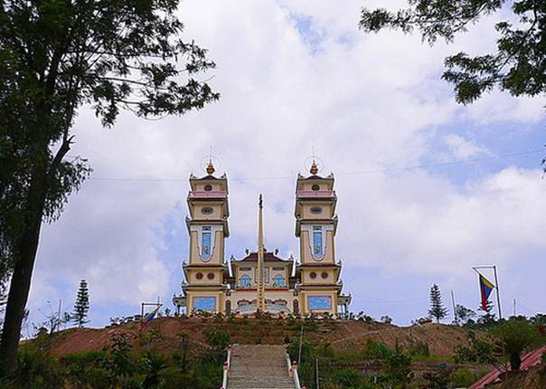 Visiting the biggest Caodai temple in Vietnam